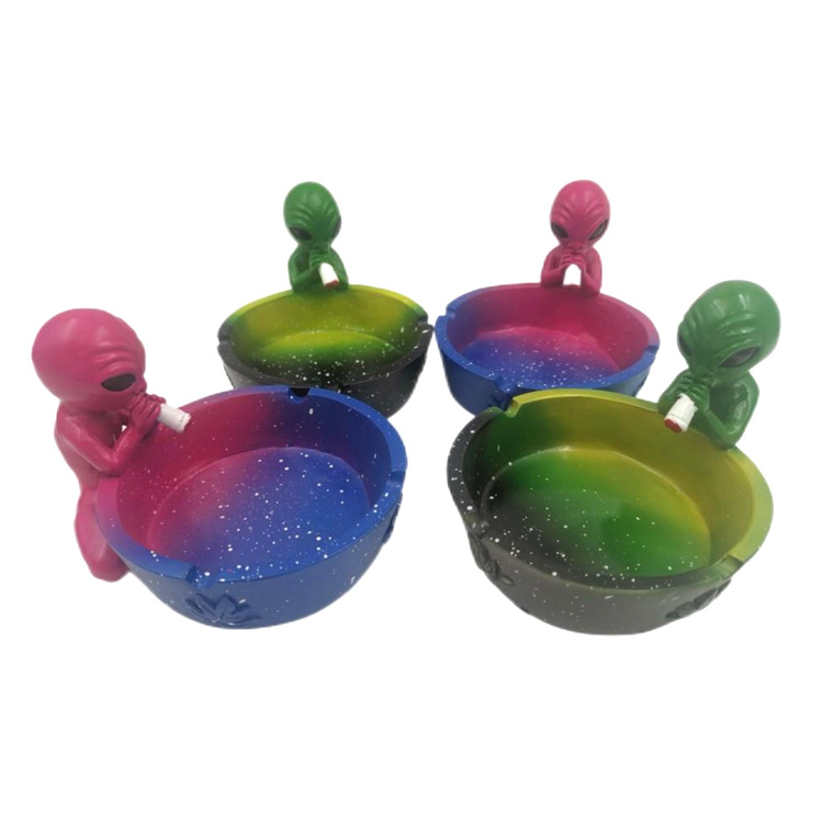 Wholesale Fantasy Gifts Ornament Resin Multicolor Alien Smoking Ashtray for Home Decor