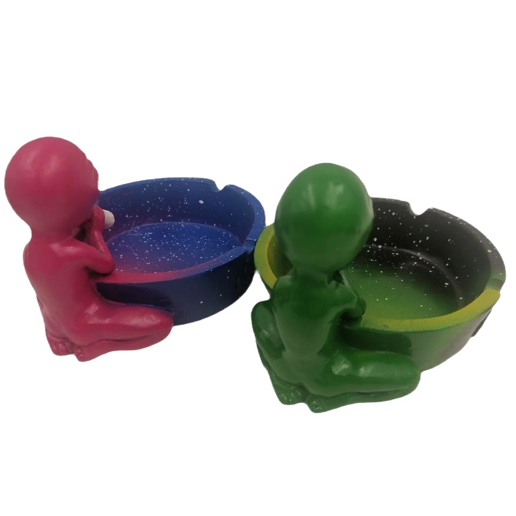 Wholesale Fantasy Gifts Ornament Resin Multicolor Alien Smoking Ashtray for Home Decor