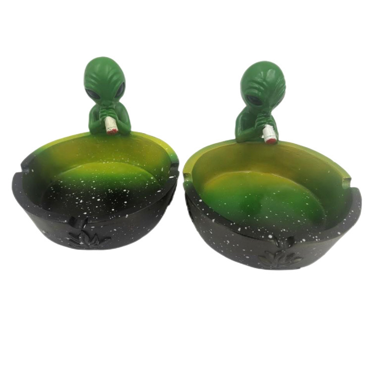 Wholesale Fantasy Gifts Ornament Resin Multicolor Alien Smoking Ashtray for Home Decor