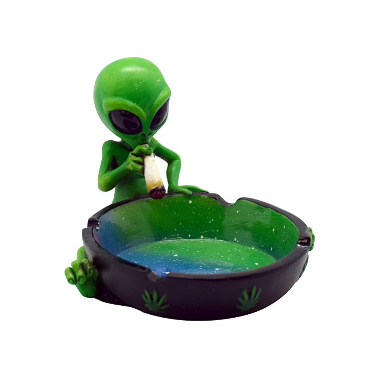 Wholesale Fantasy Gifts Ornament Resin Multicolor Alien Smoking Ashtray for Home Decor