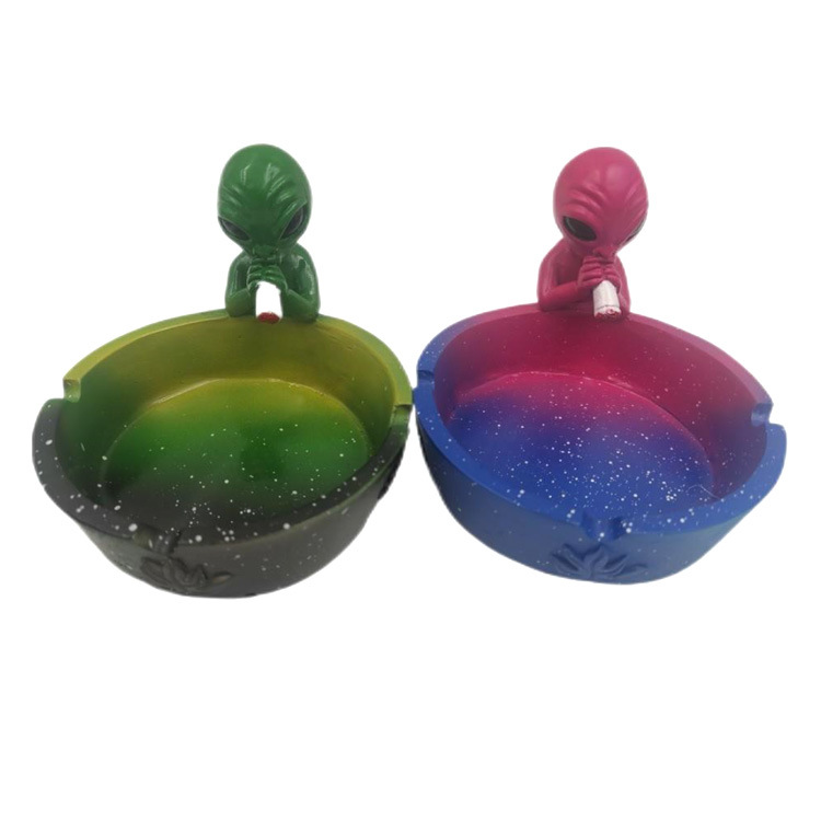 Wholesale Fantasy Gifts Ornament Resin Multicolor Alien Smoking Ashtray for Home Decor